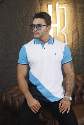"Polo de diseño tricolor en blanco, turquesa y azul oscuro"