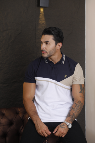 "Polo de diseño tricolor en azul oscuro, caqui y blanco"